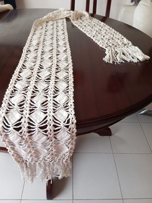 Caminho de mesa 1.90m por 8cm, branco crochê