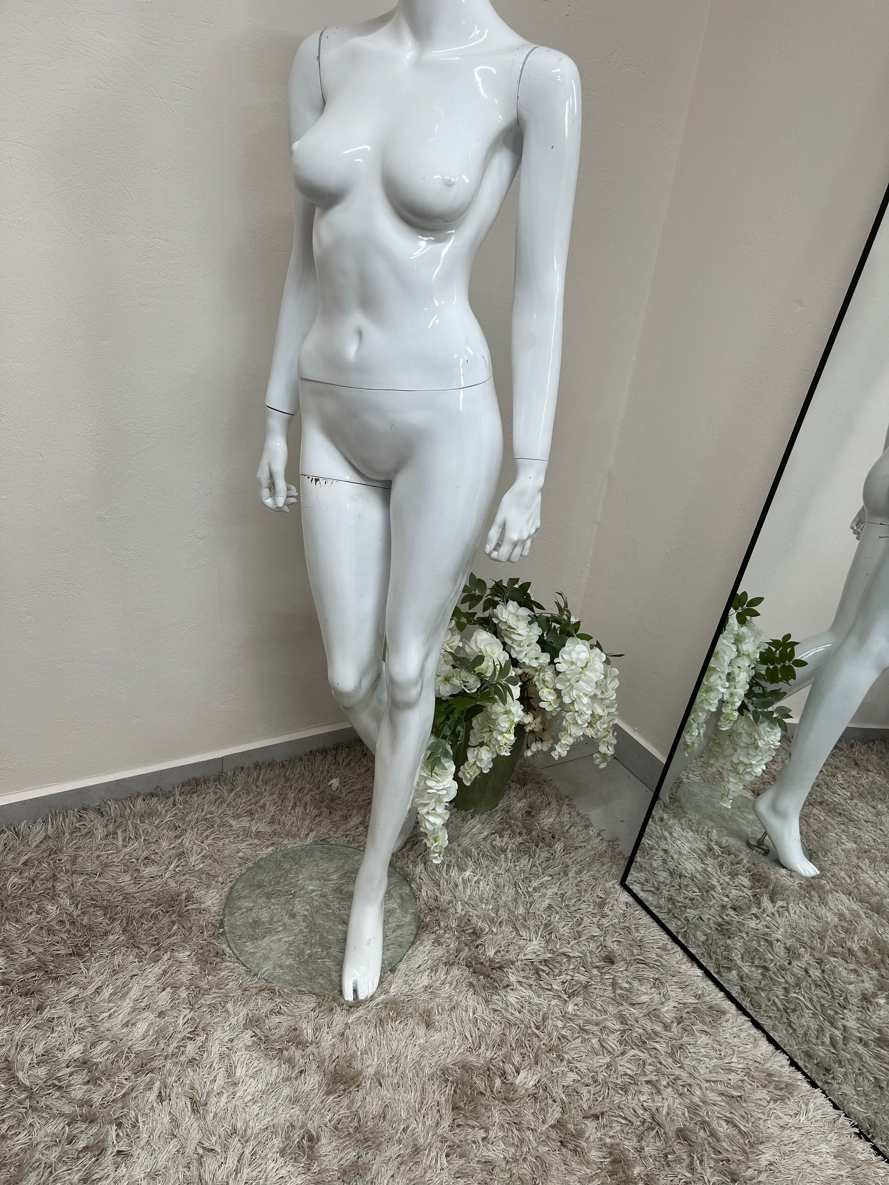 Manekin biały damski