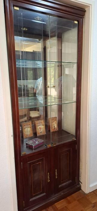 Móvel cristaleira com iluminação