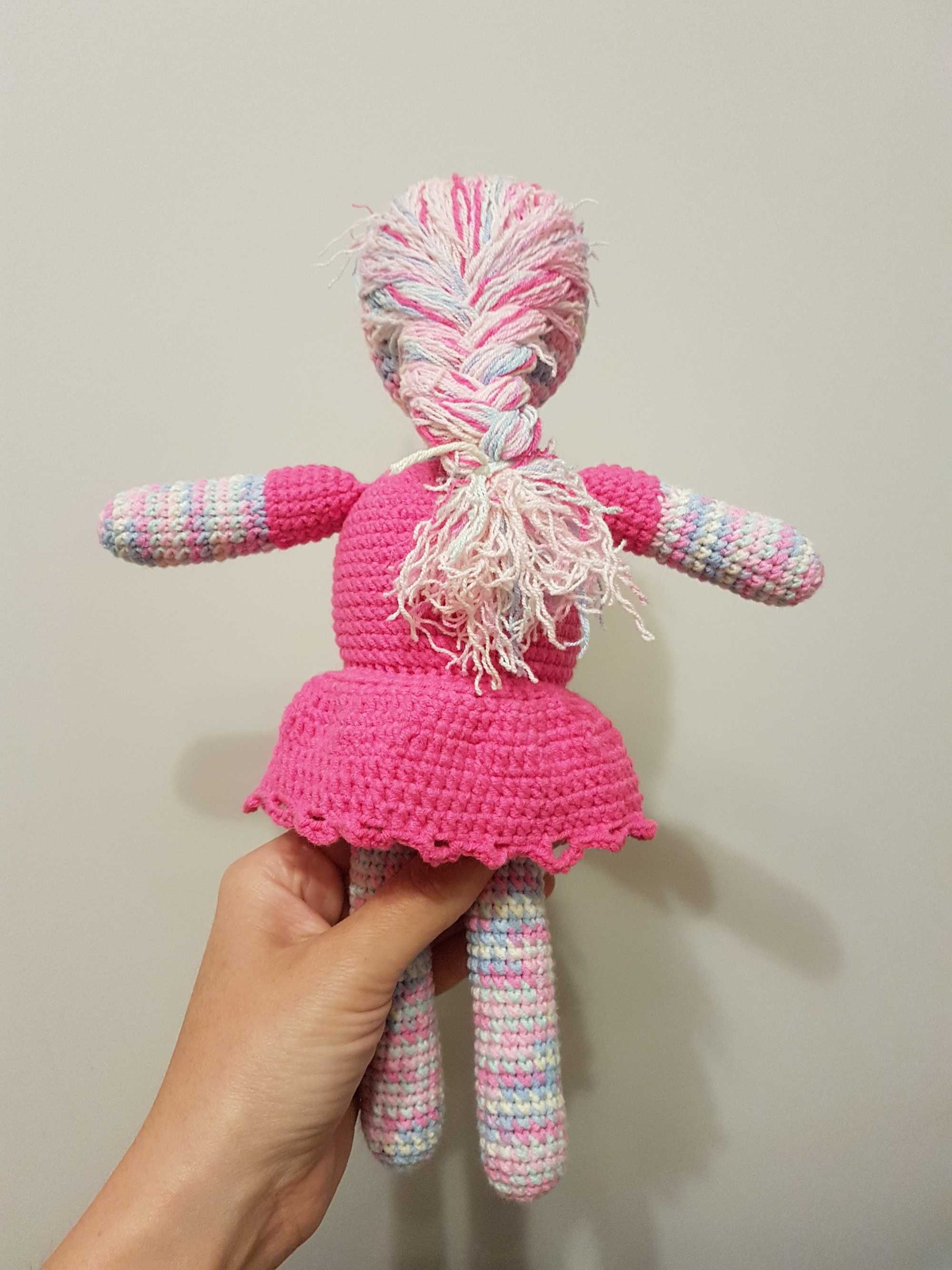Różowa lalka zrobiona na szydełku, rękodzieło