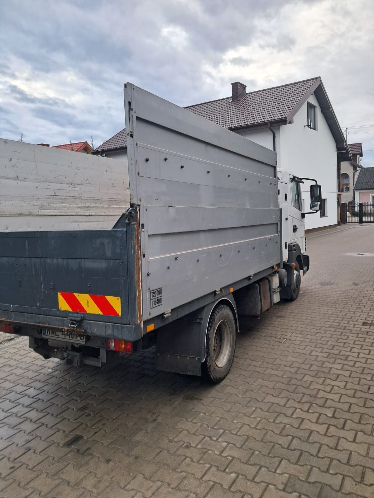 Nissan Atleon wywrot