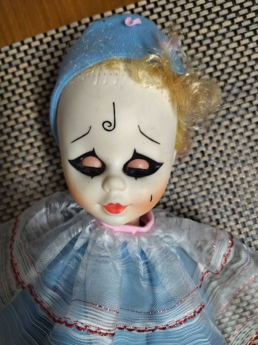 Boneca Arlequim da década de 1970 em plástico.
