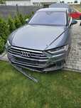 Audi A8 uszk9dzone jeżdżące