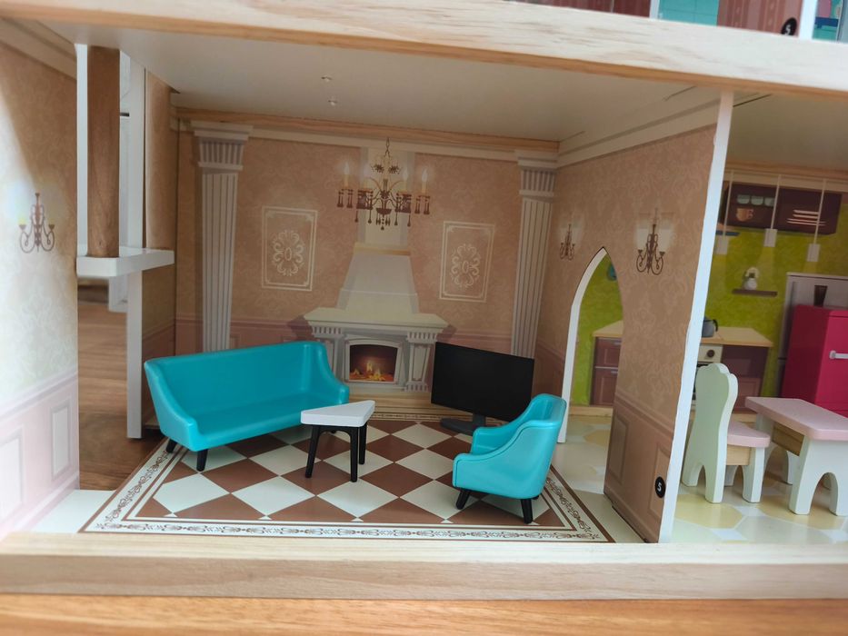 Drewniany domek dla lalek z mebelkami