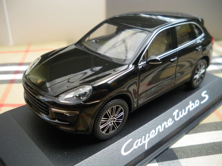 1/43 Porsche Cayenne Turbo S 2015 - Minichamps