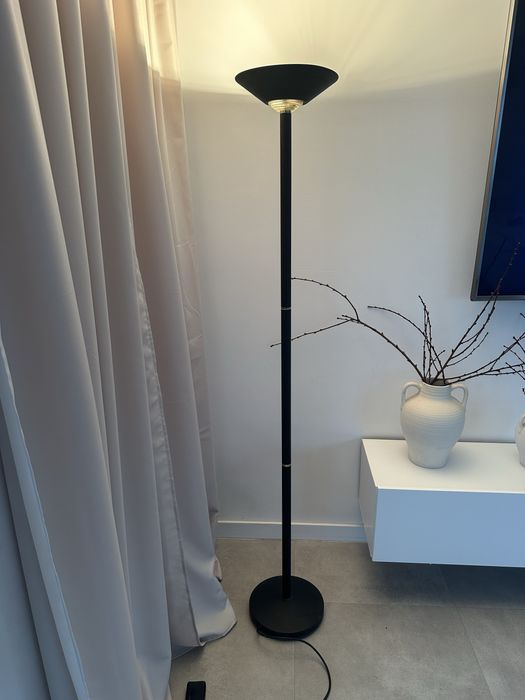 Nowoczesna czarna lampa stojąca z regulacją jasności