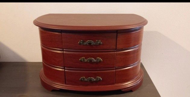 Szkatułka na biżuterię klasyczna drewniana