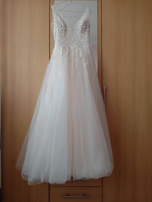 Suknia Ślubna - BRZOSKWINIOWA,  moty LIŚCIA