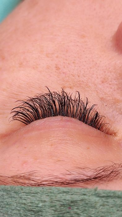 Нарощування вій.