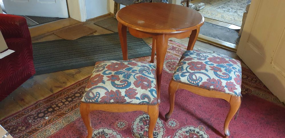 Stolik z dwoma taboretami