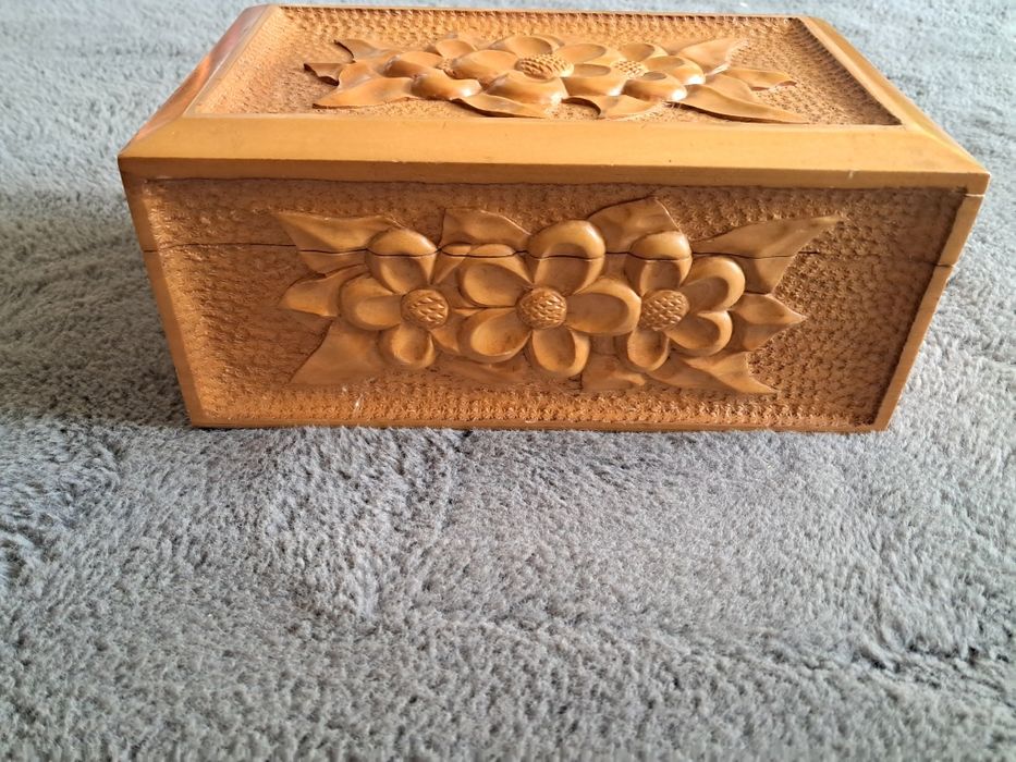 Продам дві скриньки і рамку для картини