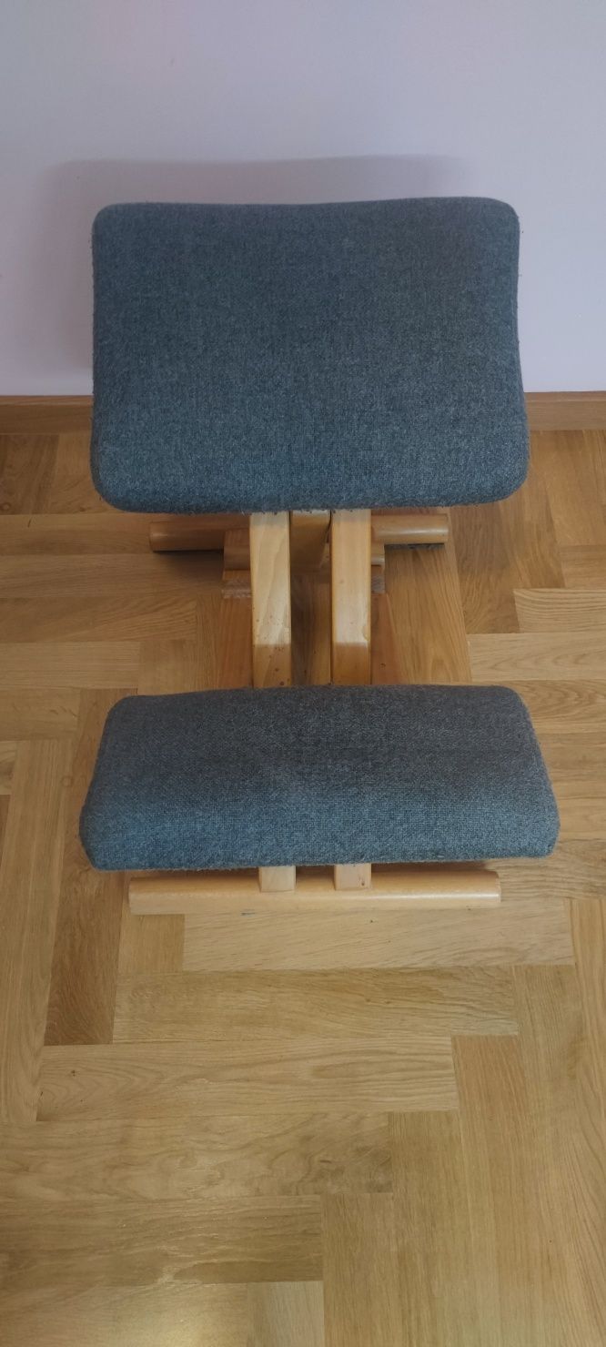 Klękosiad klęcznik krzesło biurka szary drewno