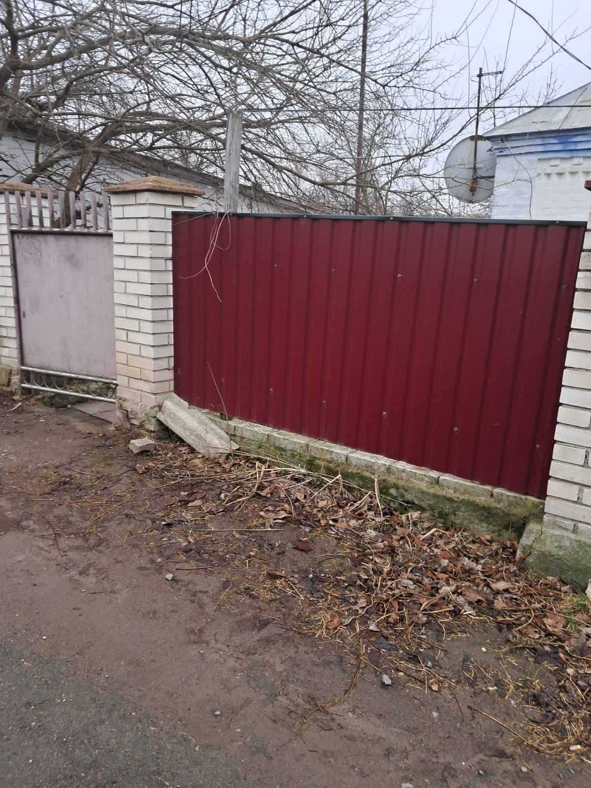 Будинок в с. Іваньки Черкаської обл. з земельними ділянками