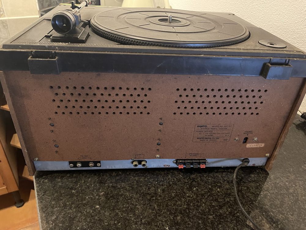 Aparelhagem antiga vintage Sanyo vinyl radio e cassetes