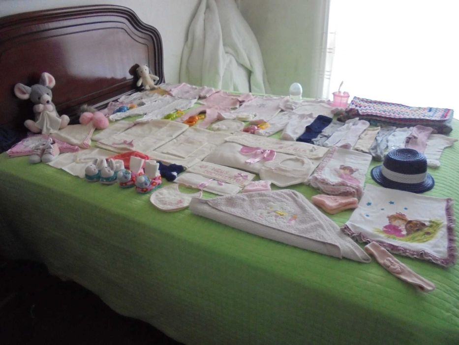 lote de roupa de menina bebé o chapéu