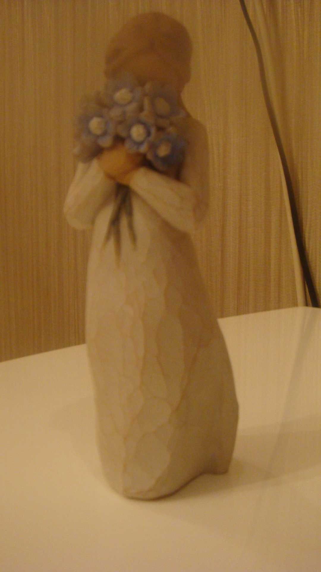 Керамические сувениры,статуэтки: девушка с букетом, кролик колокольчик