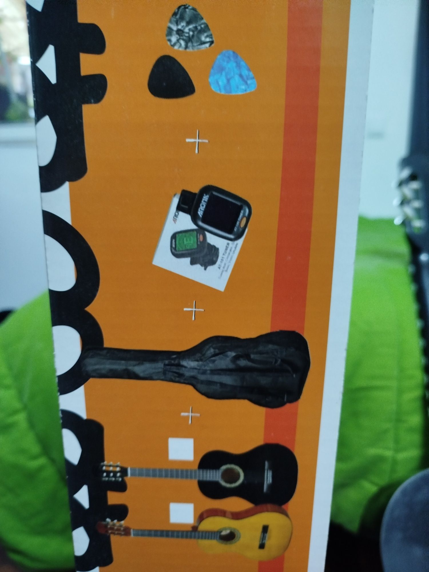 Guitarra preta com algumas marcas de uso