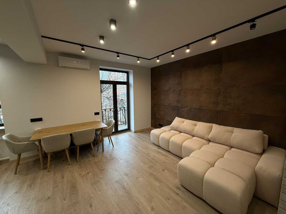 Продаж стильної двокімнатної квартири студії, в центрі міста