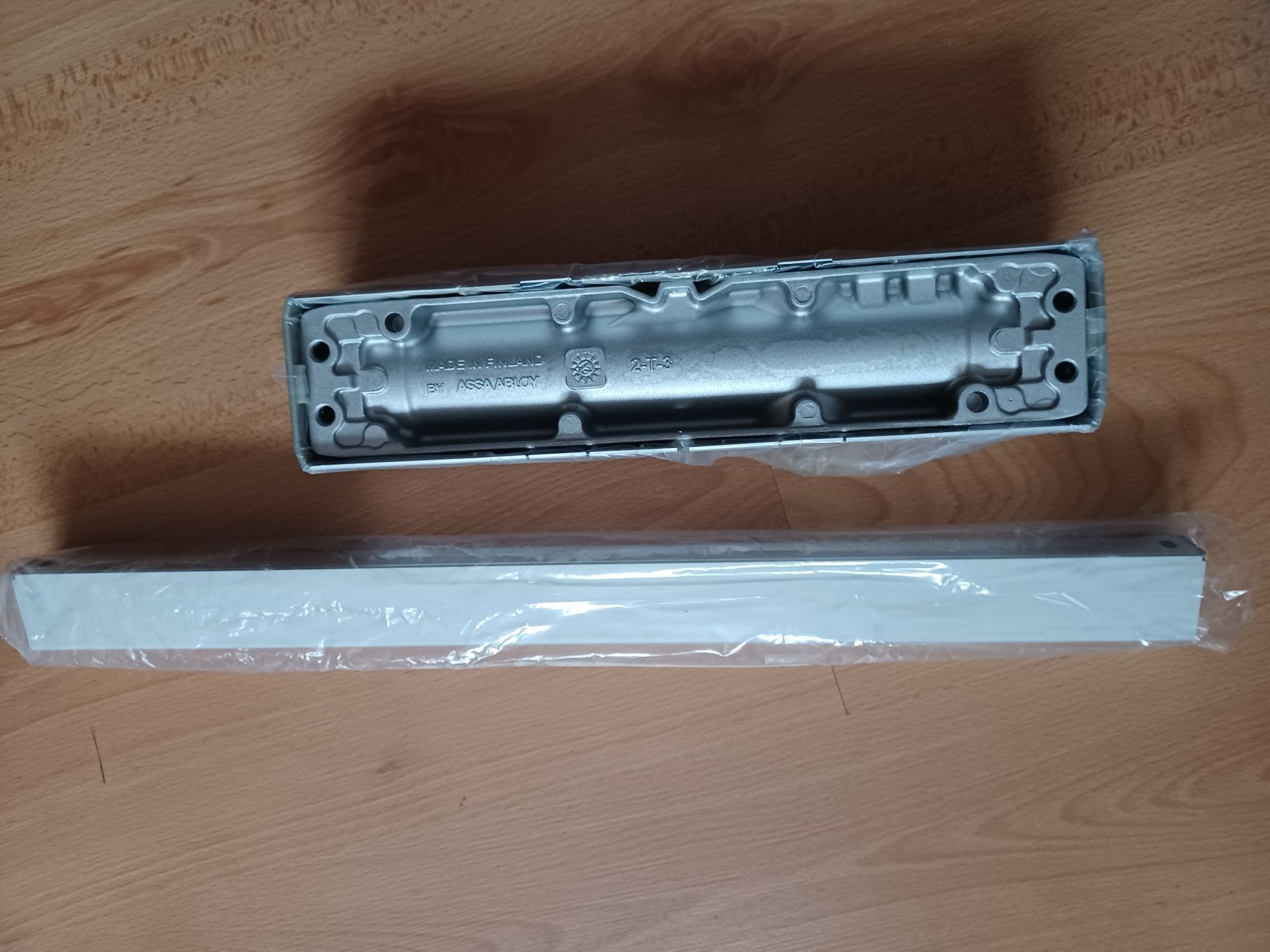 Samozamykacz ASSA ABLOY DC340 z szyną