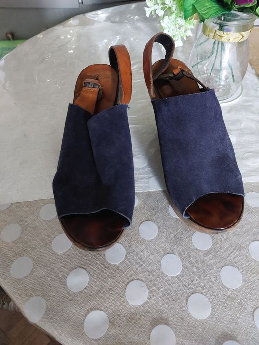 босоніжки шкіряні