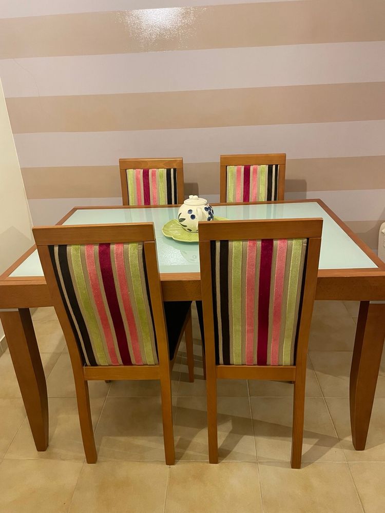 Mesa de jantar extensível em cerejeira e 4 cadeiras forradas a tecido