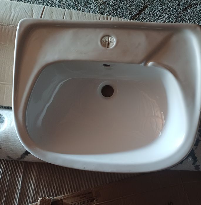 Nowa umywalka Koło z osłoną na syfon