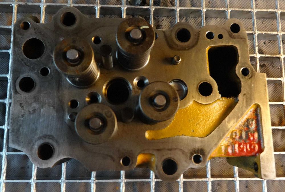 Głowica do silnika Komatsu SA6D125-1. Cylinder head Komatsu