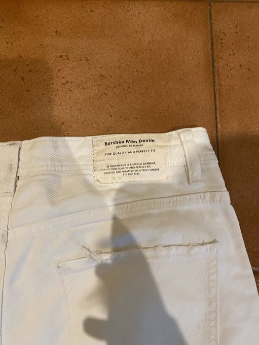 Calça Jeans Branca da Bershka Destroyed com Barra Desfiada