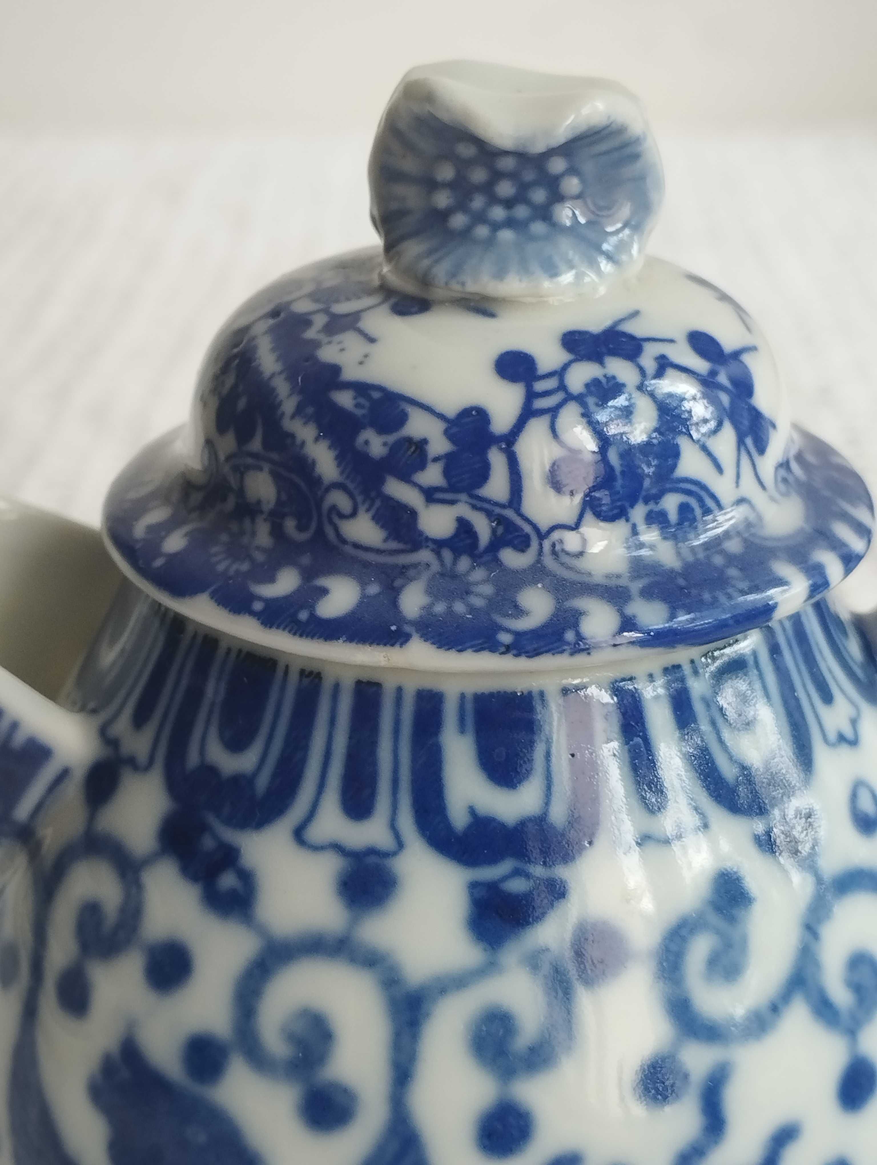 Japońska porcelana mleczniki i dzbanuszek.
