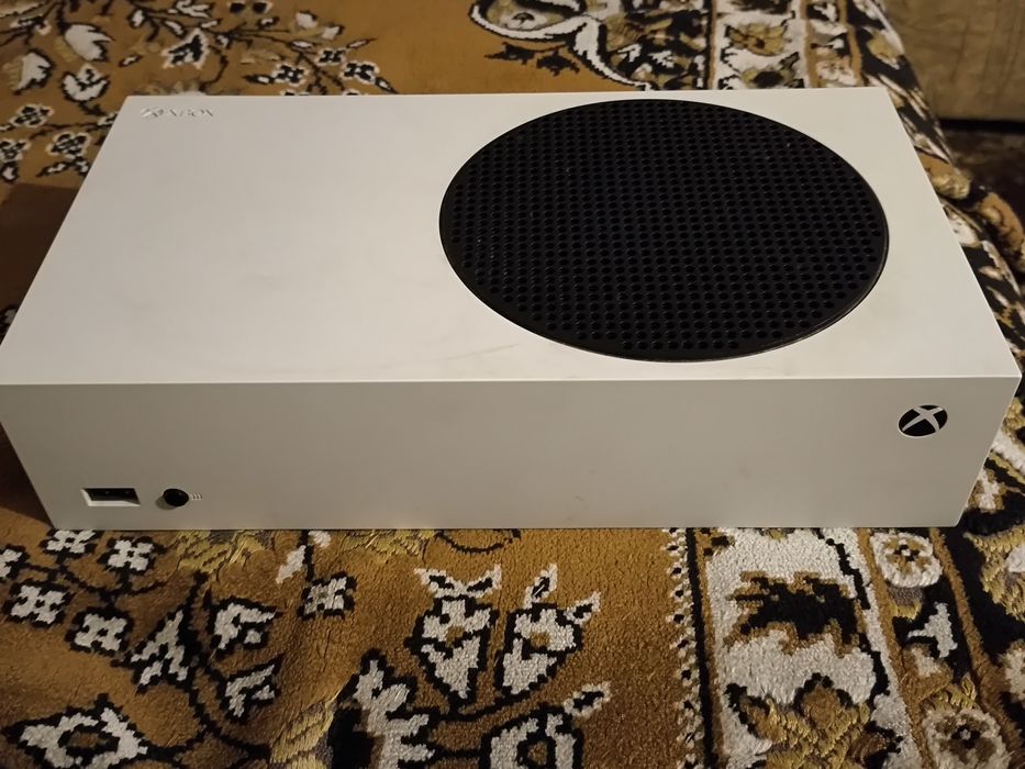 Xbox series s почти в идеальном состоянии