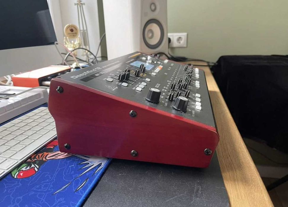 Analogowy syntezator polifoniczny DeepMind 12