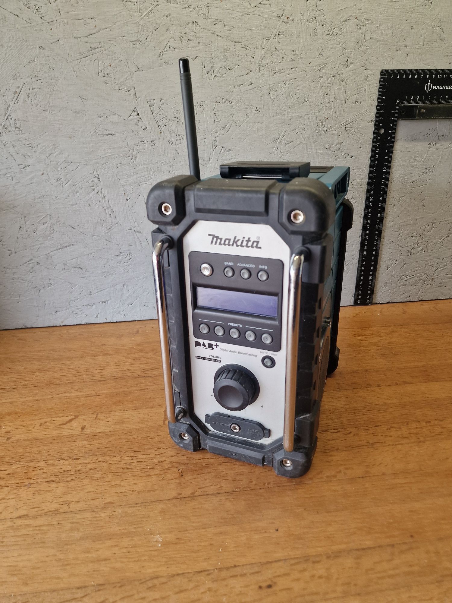 Makita DMR110 radio