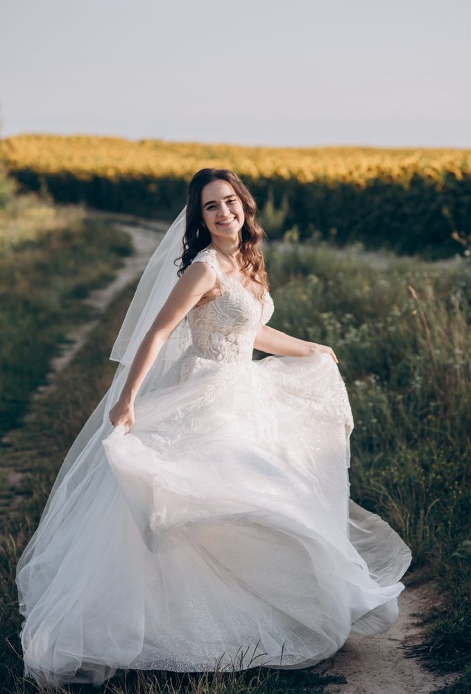 Весільна сукня біля пишна вишита з блискітками, фата весільна