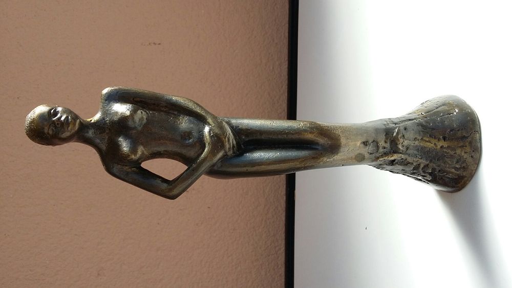 Estatueta em bronze motivo mulher africana