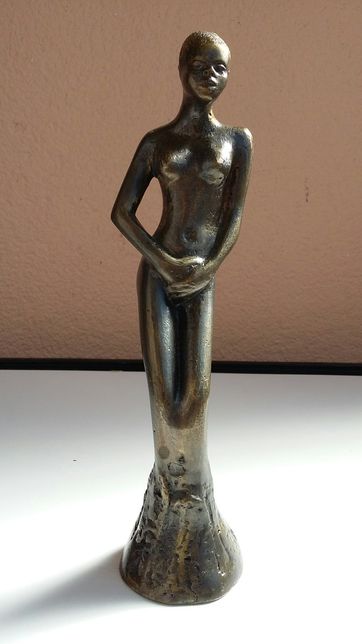 Estatueta em bronze motivo mulher africana