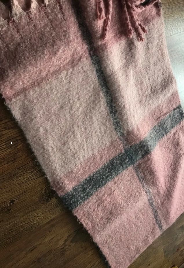 Damski szalik w szaro różową kratkę