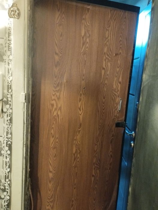 Продам двері металеві вхідні.