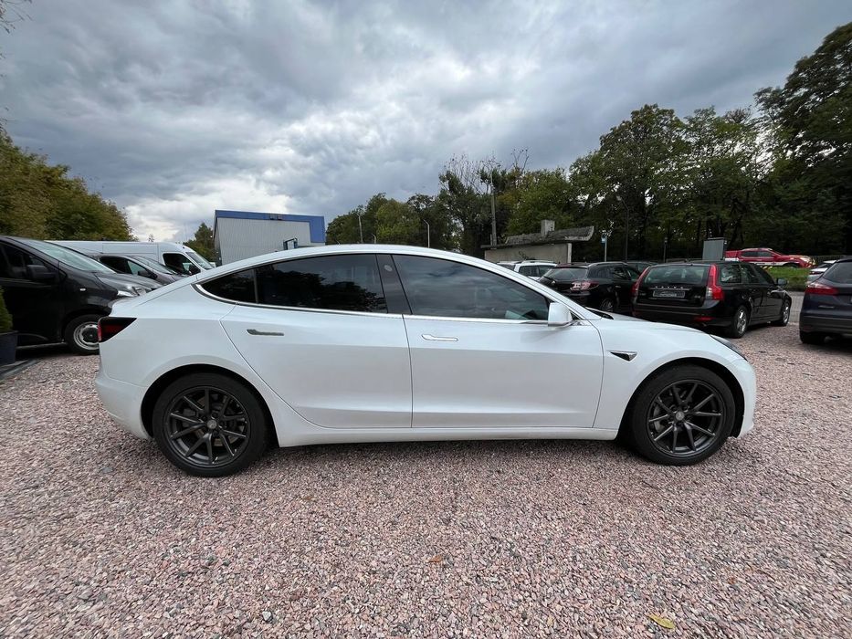 Tesla model 3 long reng dyal motors