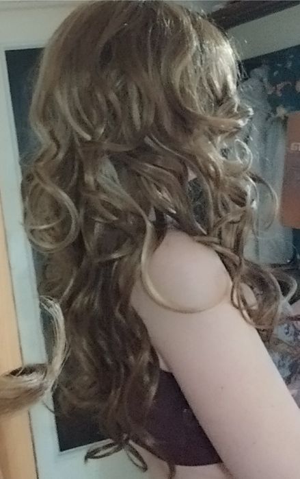 Długie kręcone włosy/peruka