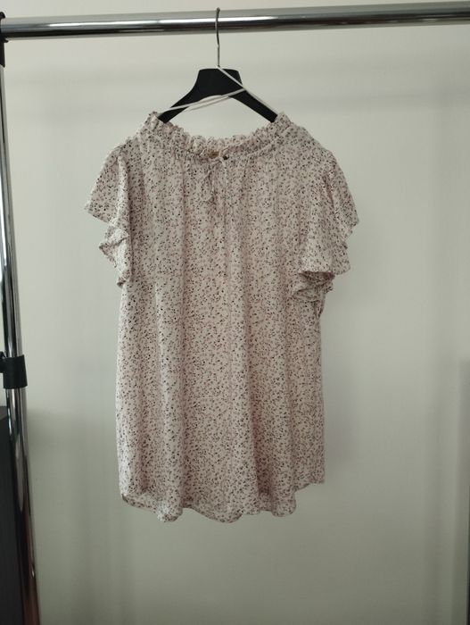 Blusa com mangas com folhos