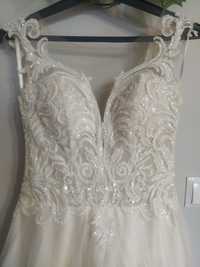 Suknia ślubna z pięknie zdobionym gorsetem