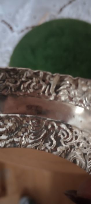 Piękna srebrna bransoleta mankietowa z wytłaczanym wzorem