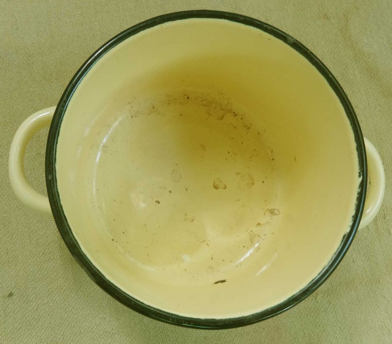 Кастрюлька  почти новая стальная эмалированная обьем 1,7 литра фрукты