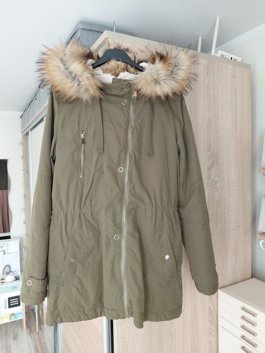 Ciemnozielona zimowa kurtka damska ocieplana parka z kapturem Reserved