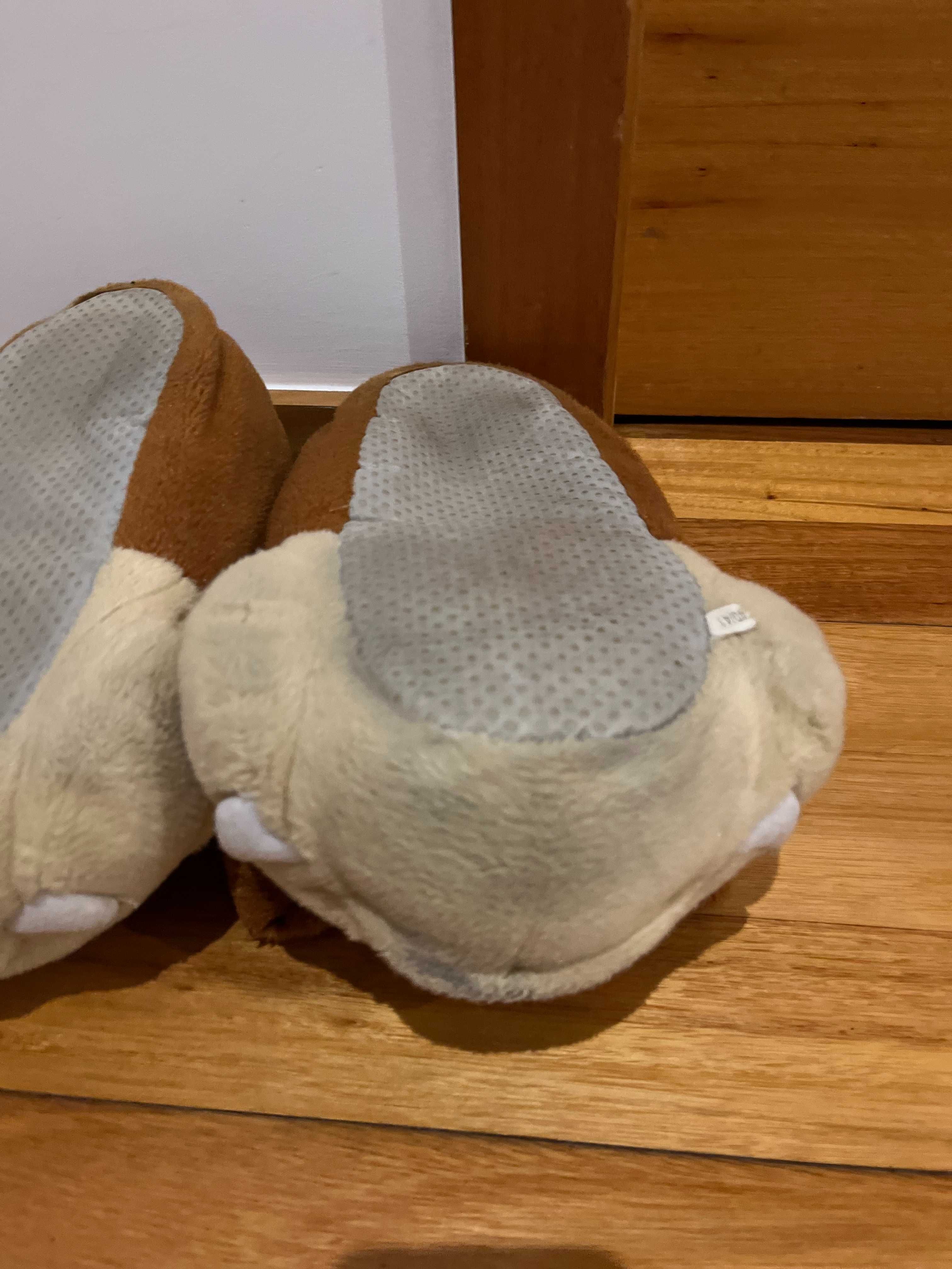 Pantufas em forma de cão