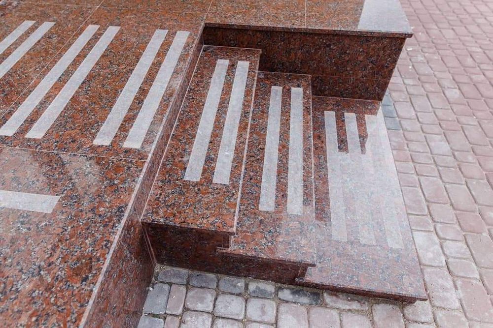 Гранітні підвіконня,відливи, шапки,парапети,сходи, підвіконники