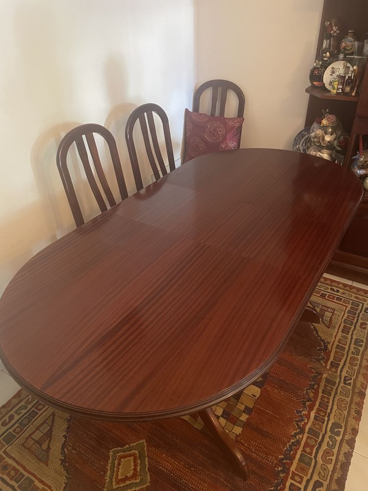 Mesa de sala extensível com cadeiras