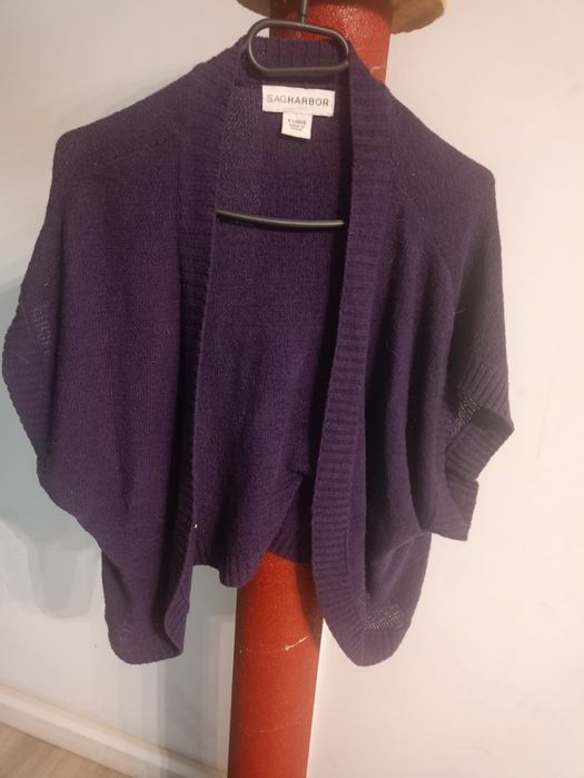 Krótka narzutka sweterek