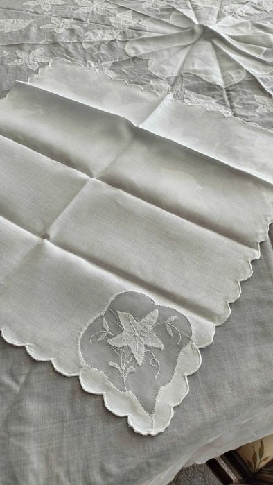 Toalha redonda  em organza com aplicações em cambraia- 150cm