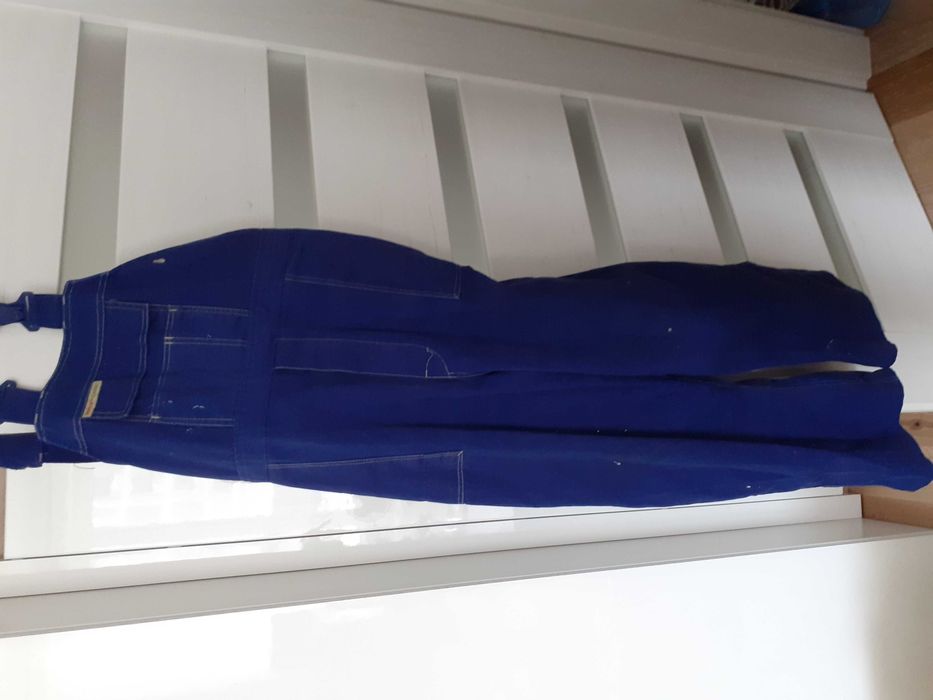 Spodnie robocze ogrodniczki i kurtka.